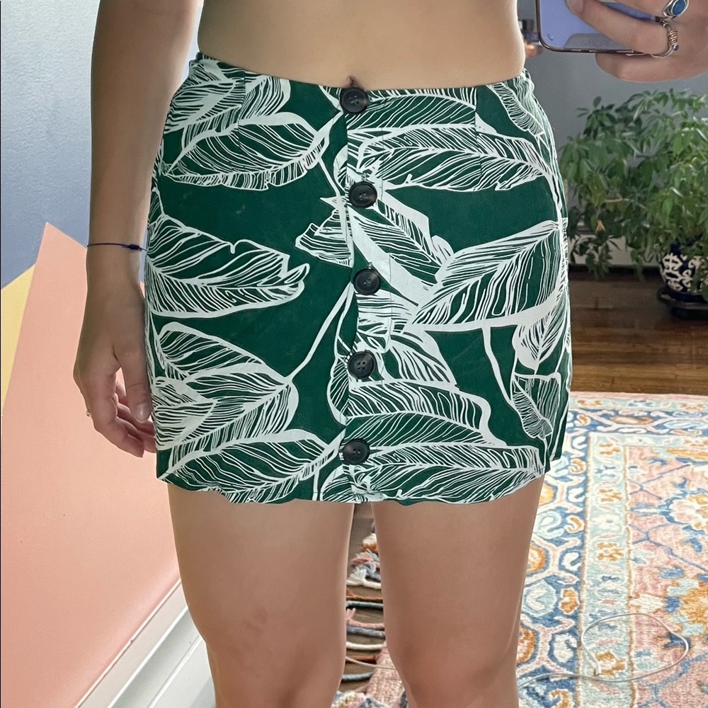 Green and white leaf print mini skirt